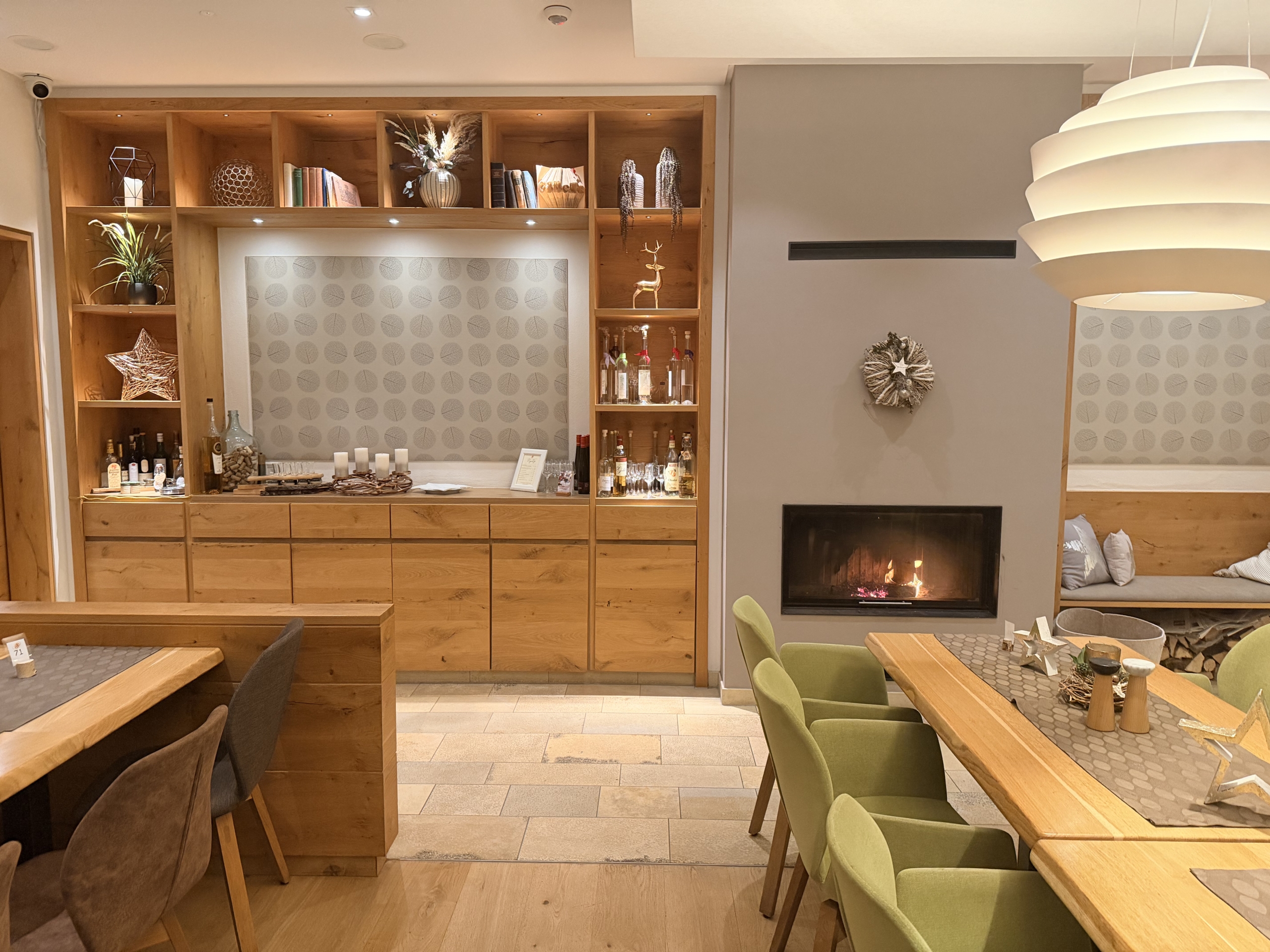 Modernes Ambiente mit solnhofener Naturstein Platten