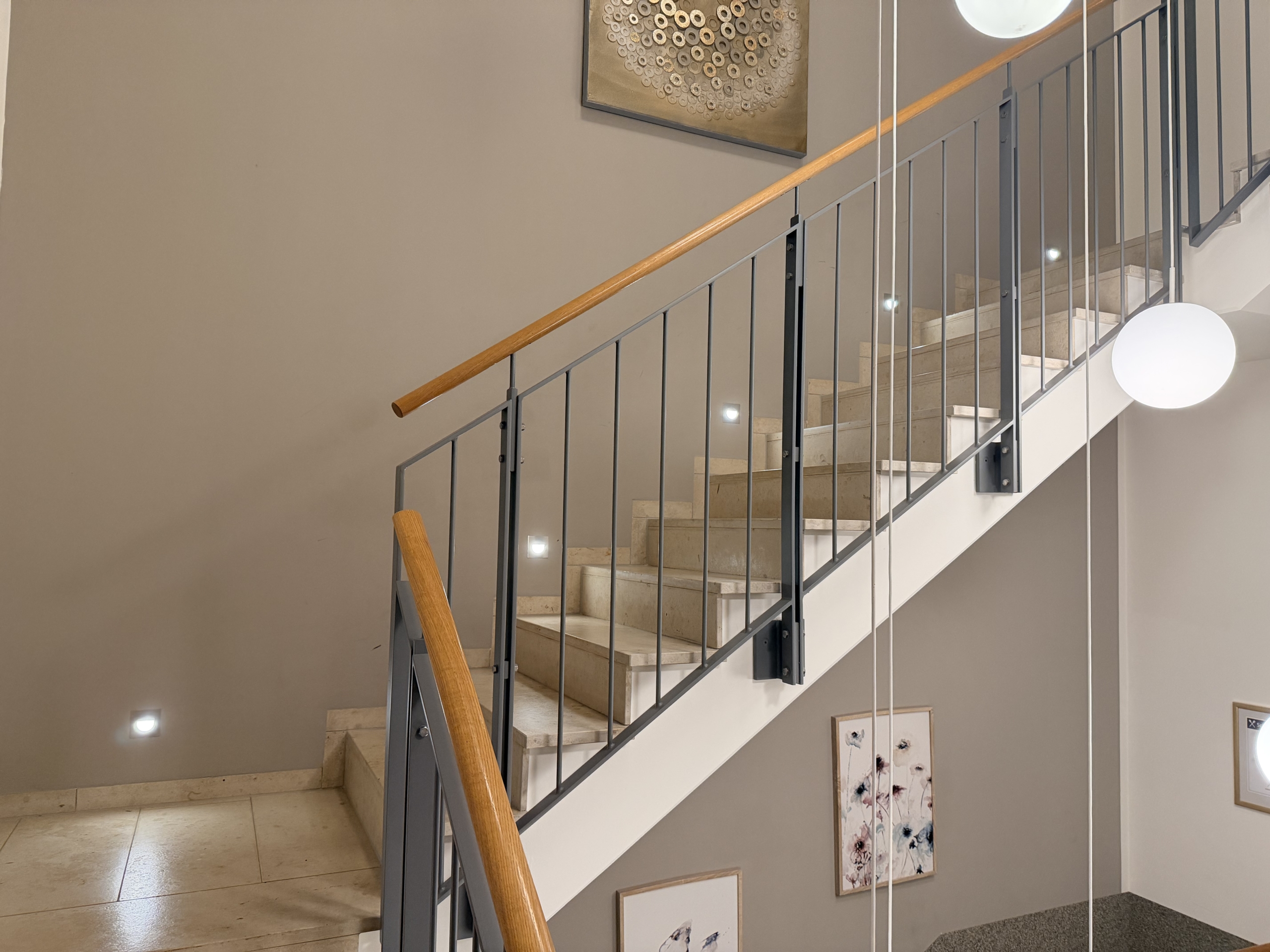 Moderne Ambiente Treppe mit solnhofener Naturstein Platten